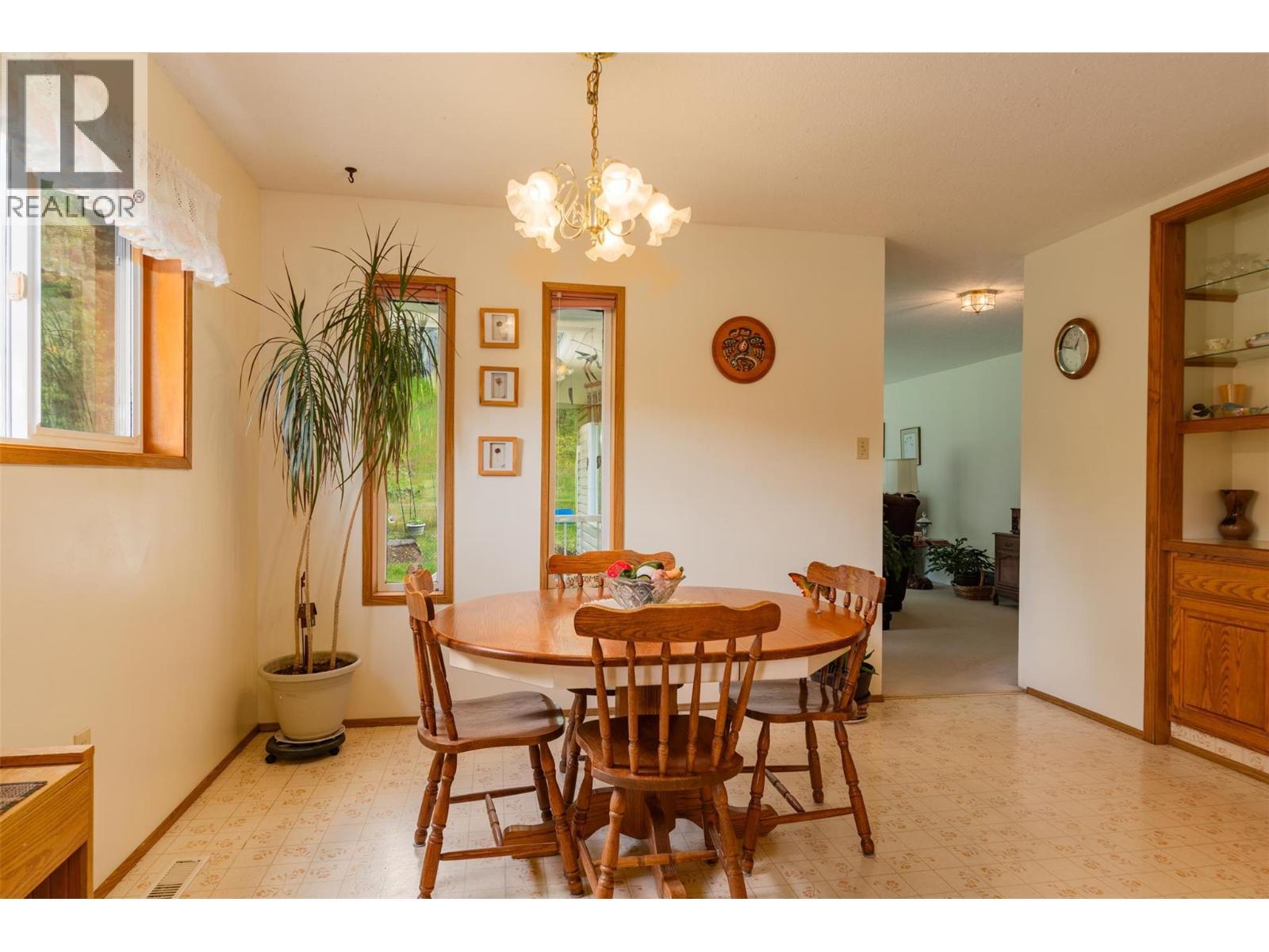 1764 Green Road, Fruitvale, BC - Indoor Photo Showing Dining Room