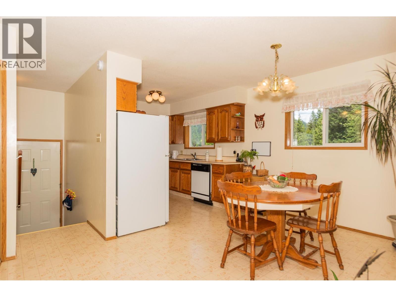 1764 Green Road, Fruitvale, BC - Indoor Photo Showing Dining Room