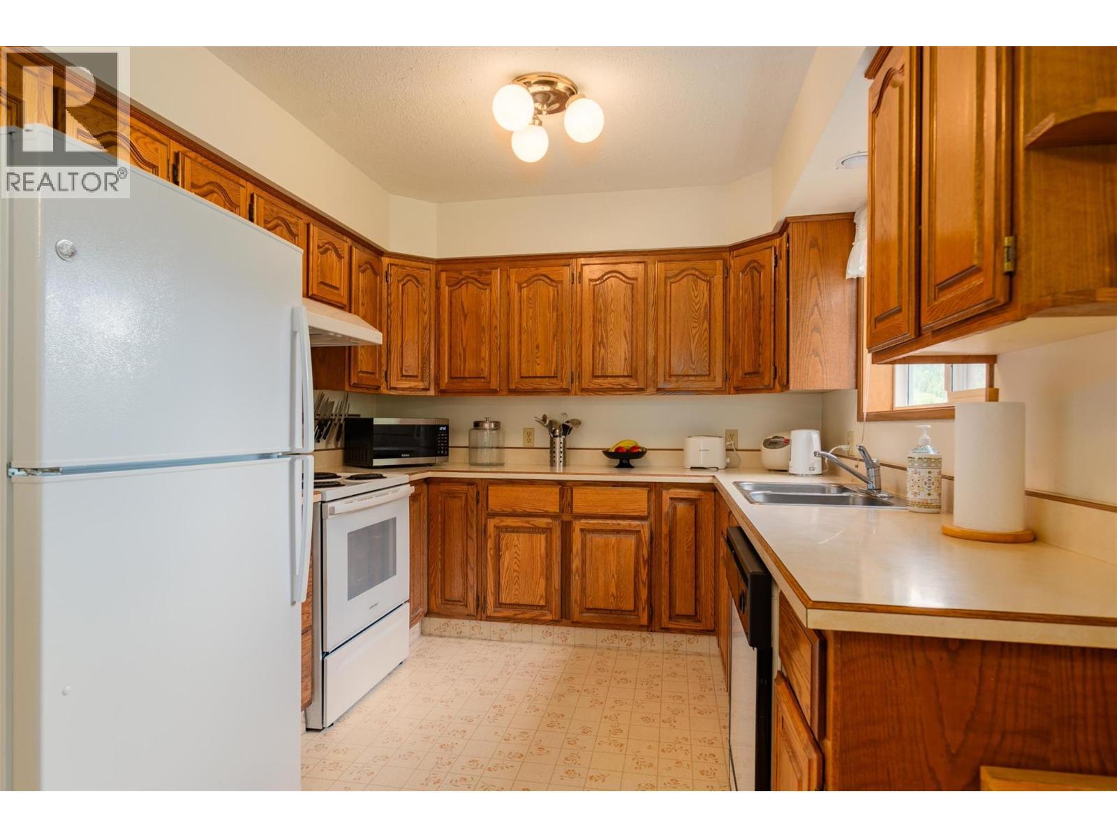 1764 Green Road, Fruitvale, BC - Indoor Photo Showing Kitchen With Double Sink