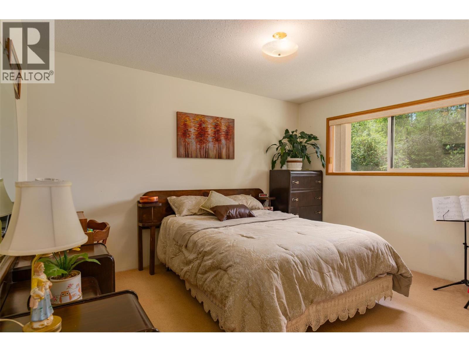 1764 Green Road, Fruitvale, BC - Indoor Photo Showing Bedroom