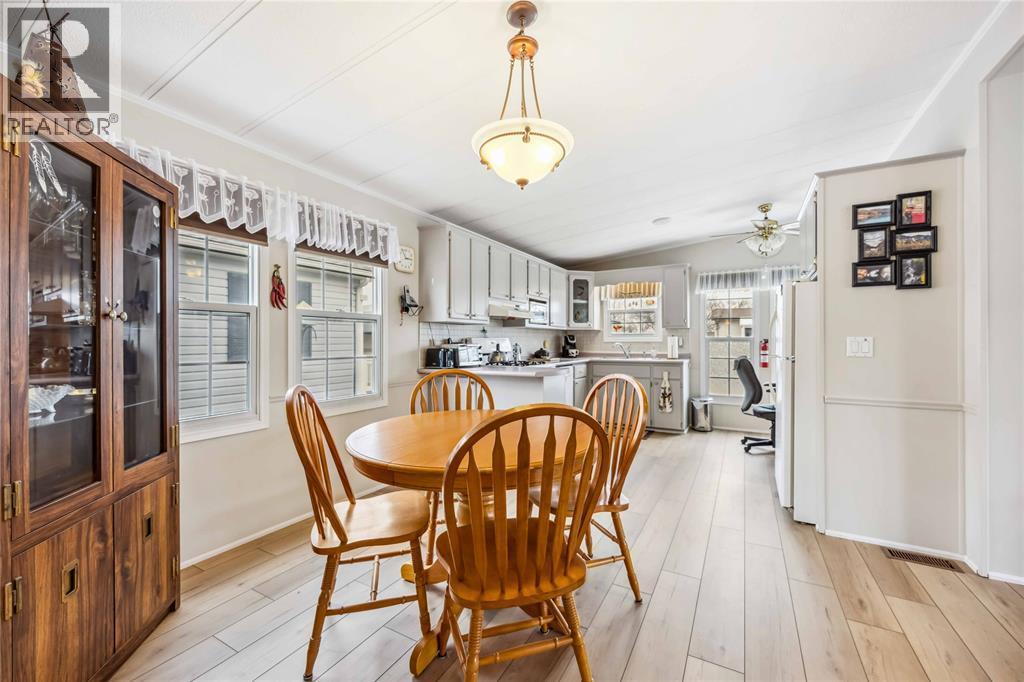 5700 Blackwell Sideroad Unit# 29, Sarnia, ON - Indoor Photo Showing Dining Room