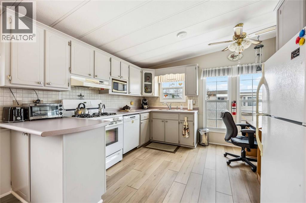 5700 Blackwell Sideroad Unit# 29, Sarnia, ON - Indoor Photo Showing Kitchen