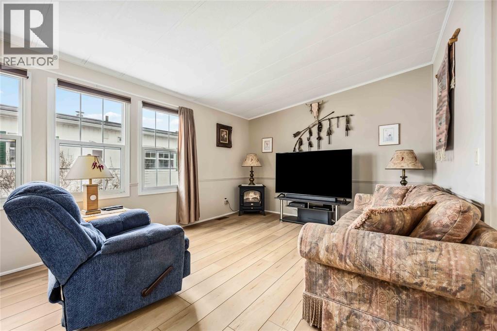 5700 Blackwell Sideroad Unit# 29, Sarnia, ON - Indoor Photo Showing Living Room