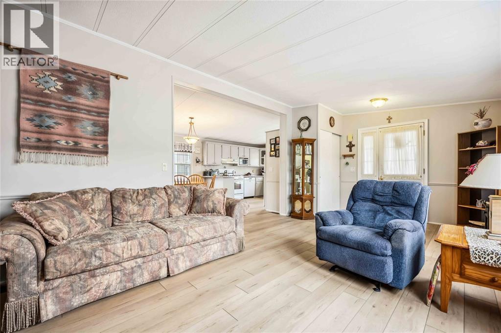 5700 Blackwell Sideroad Unit# 29, Sarnia, ON - Indoor Photo Showing Living Room