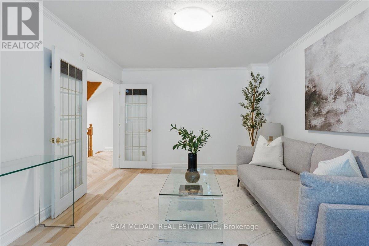 1713 Pengilley Place, Mississauga, ON - Indoor Photo Showing Living Room