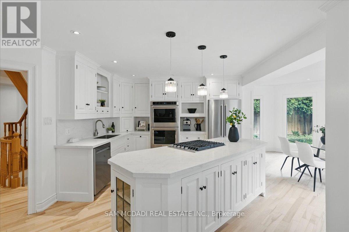 1713 Pengilley Place, Mississauga, ON - Indoor Photo Showing Kitchen With Upgraded Kitchen