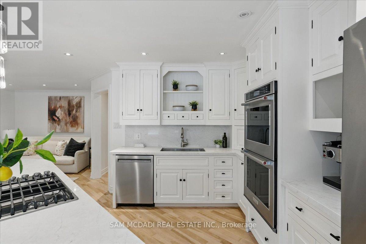 1713 Pengilley Place, Mississauga, ON - Indoor Photo Showing Kitchen With Stainless Steel Kitchen With Upgraded Kitchen