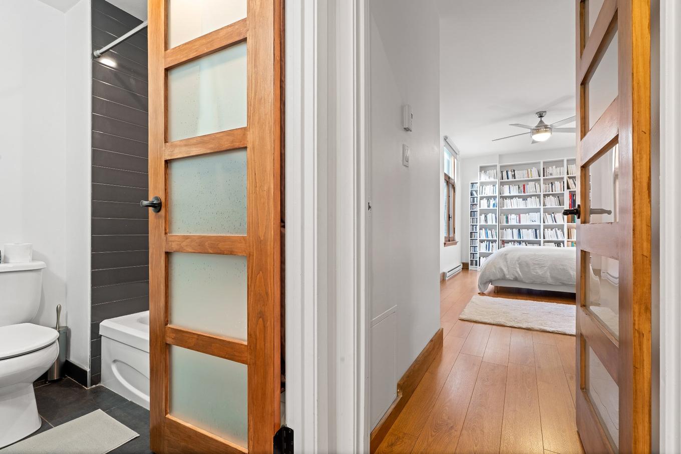 Passageway - 5-4485 Av. De L'Esplanade, Montréal (Le Plateau-Mont-Royal), QC - Indoor Photo Showing Bathroom