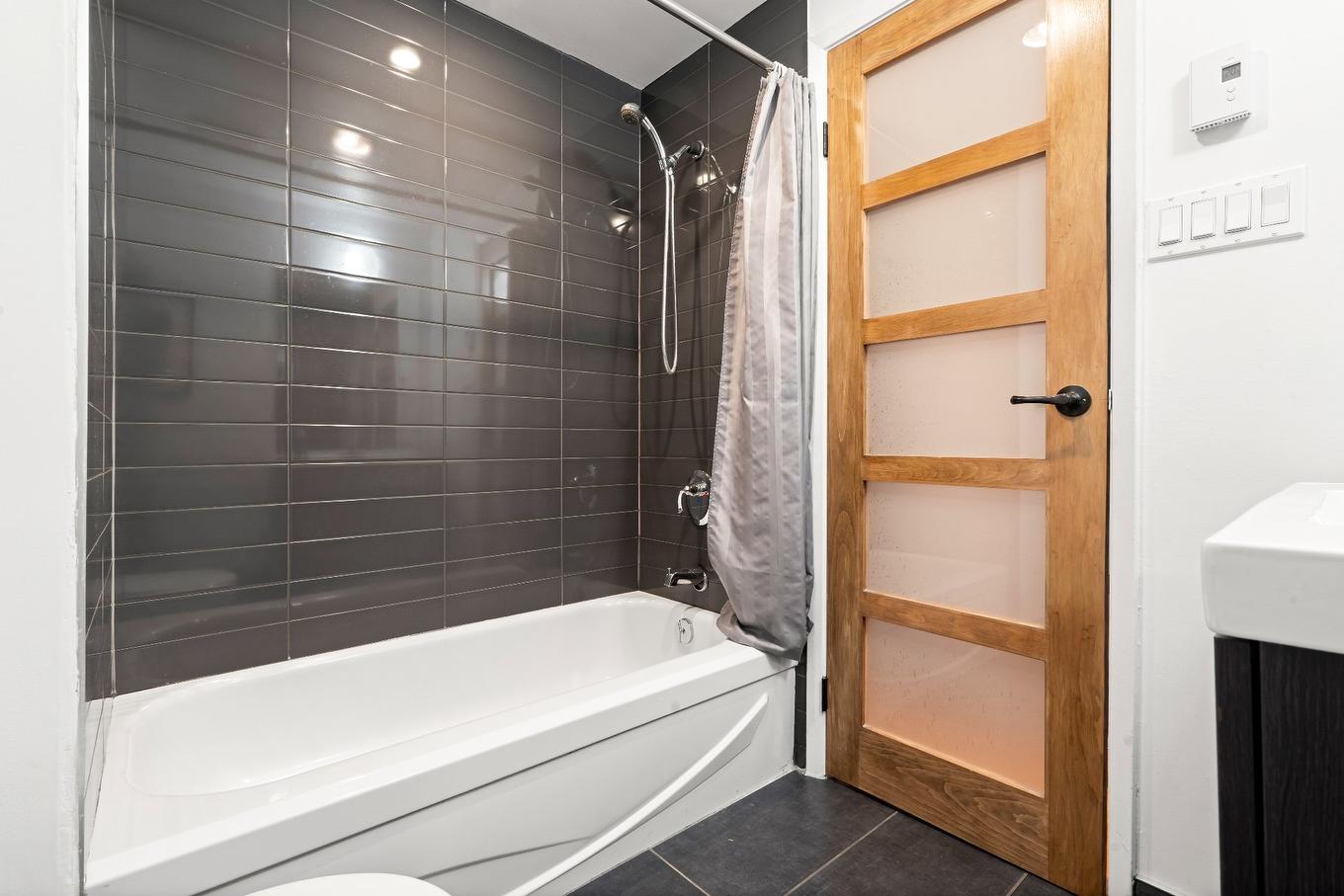 Bathroom - 5-4485 Av. De L'Esplanade, Montréal (Le Plateau-Mont-Royal), QC - Indoor Photo Showing Bathroom