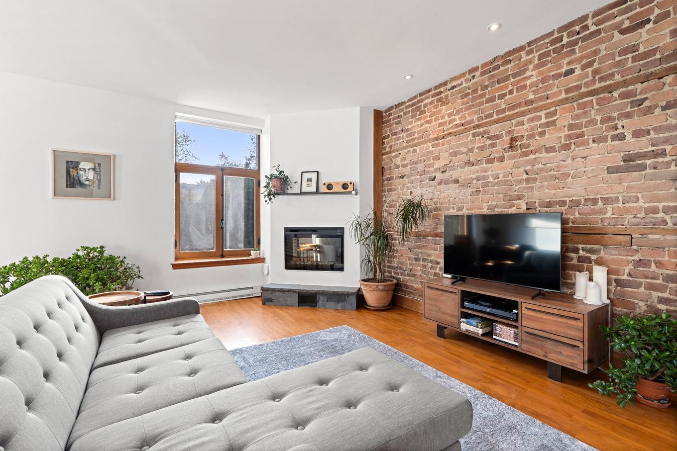 Living room - 5-4485 Av. De L'Esplanade, Montréal (Le Plateau-Mont-Royal), QC - Indoor Photo Showing Living Room With Fireplace