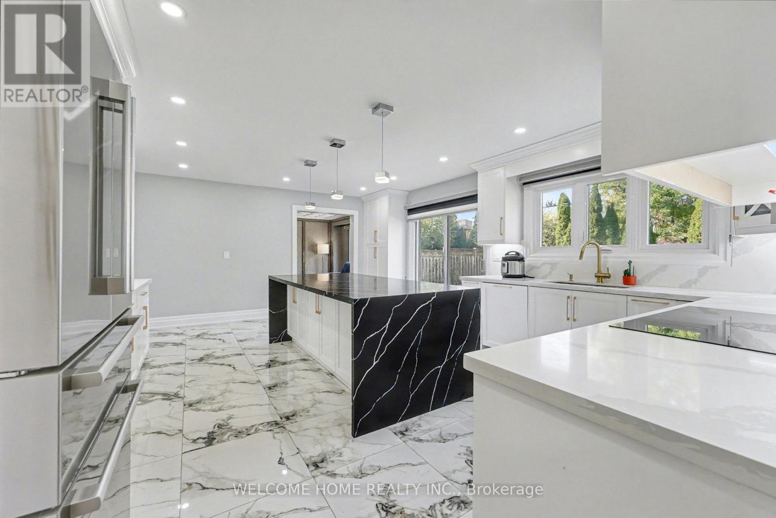 32 Colton Crescent S, Vaughan, ON - Indoor Photo Showing Kitchen With Upgraded Kitchen