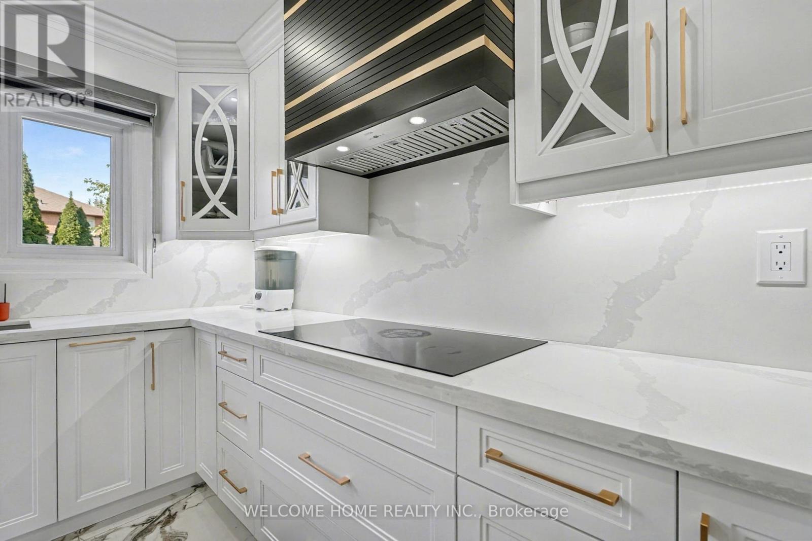 32 Colton Crescent S, Vaughan, ON - Indoor Photo Showing Kitchen