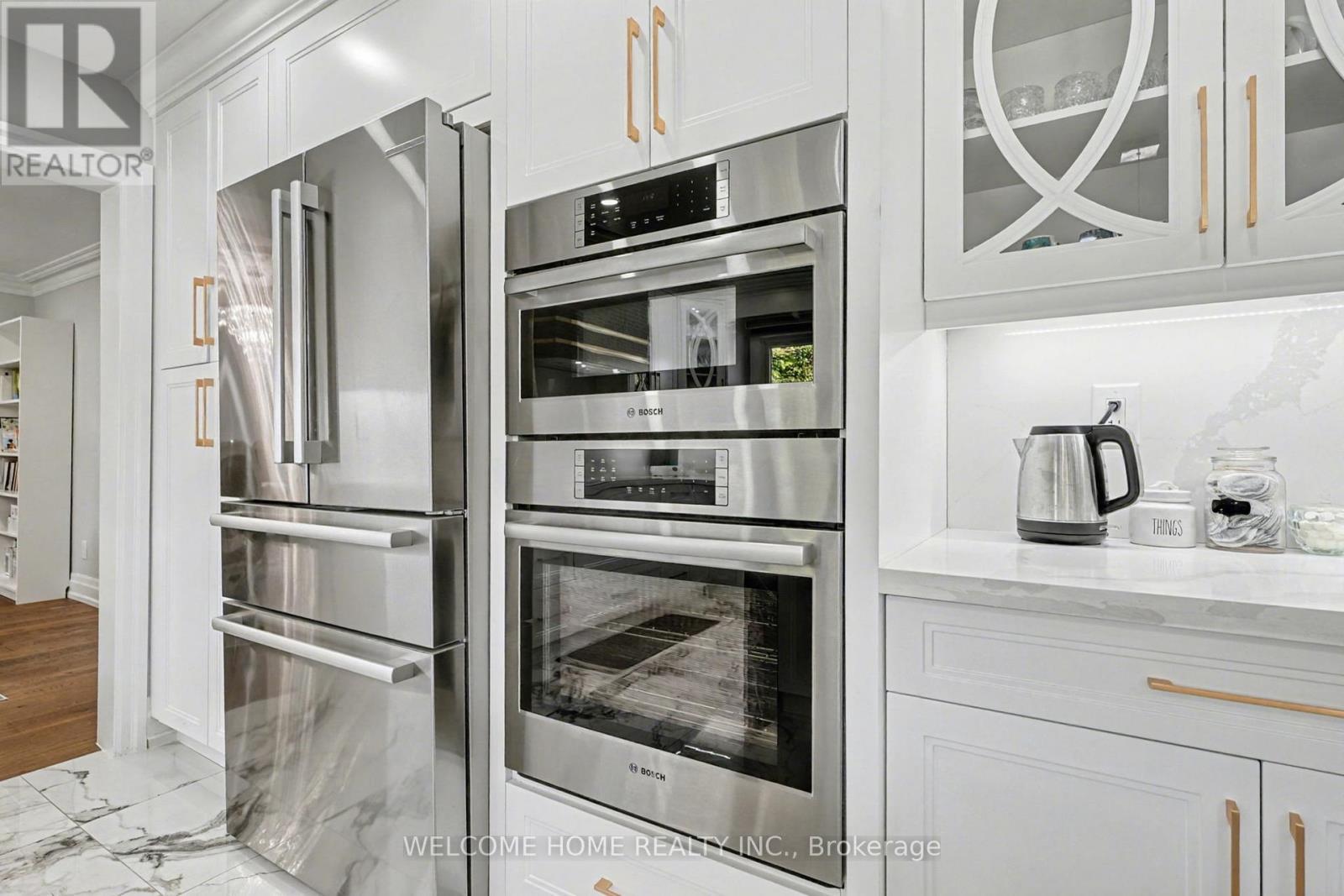 32 Colton Crescent S, Vaughan, ON - Indoor Photo Showing Kitchen