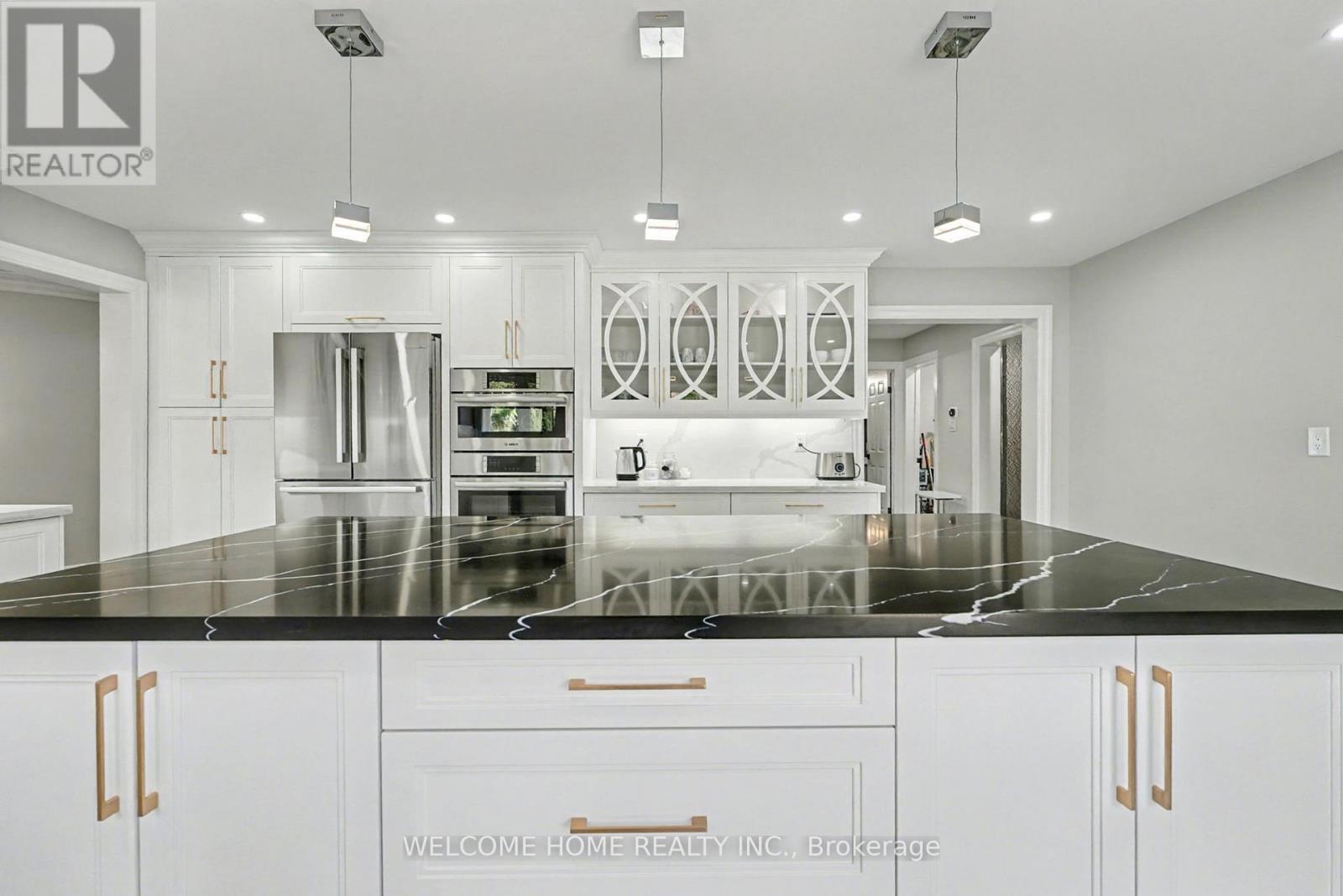 32 Colton Crescent S, Vaughan, ON - Indoor Photo Showing Kitchen With Upgraded Kitchen