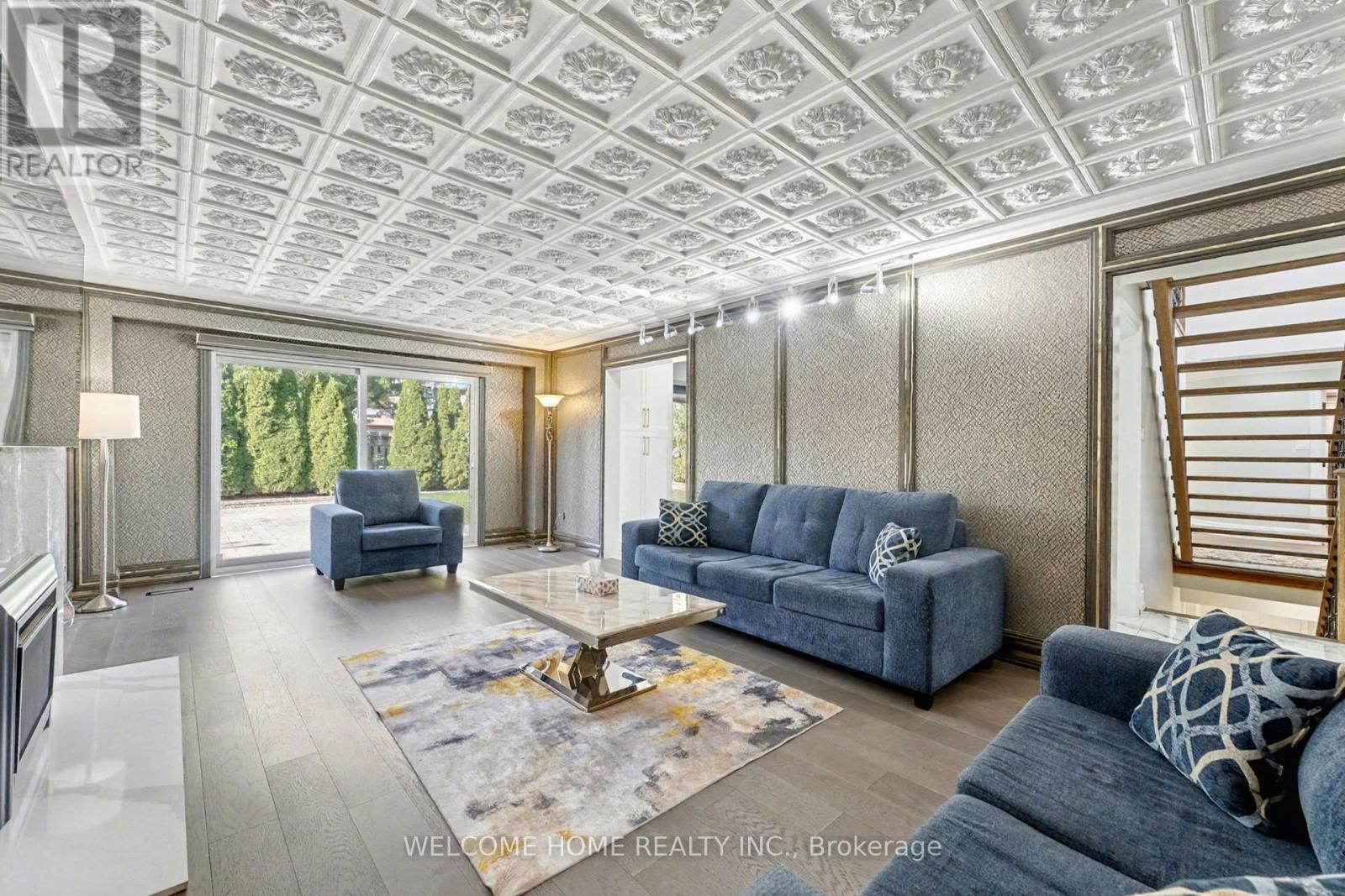 32 Colton Crescent S, Vaughan, ON - Indoor Photo Showing Living Room