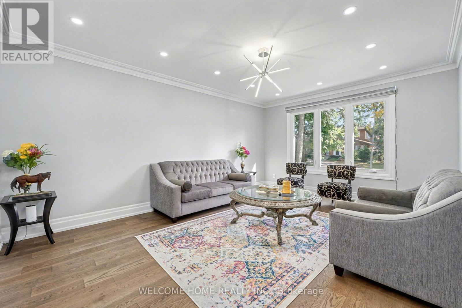 32 Colton Crescent S, Vaughan, ON - Indoor Photo Showing Living Room