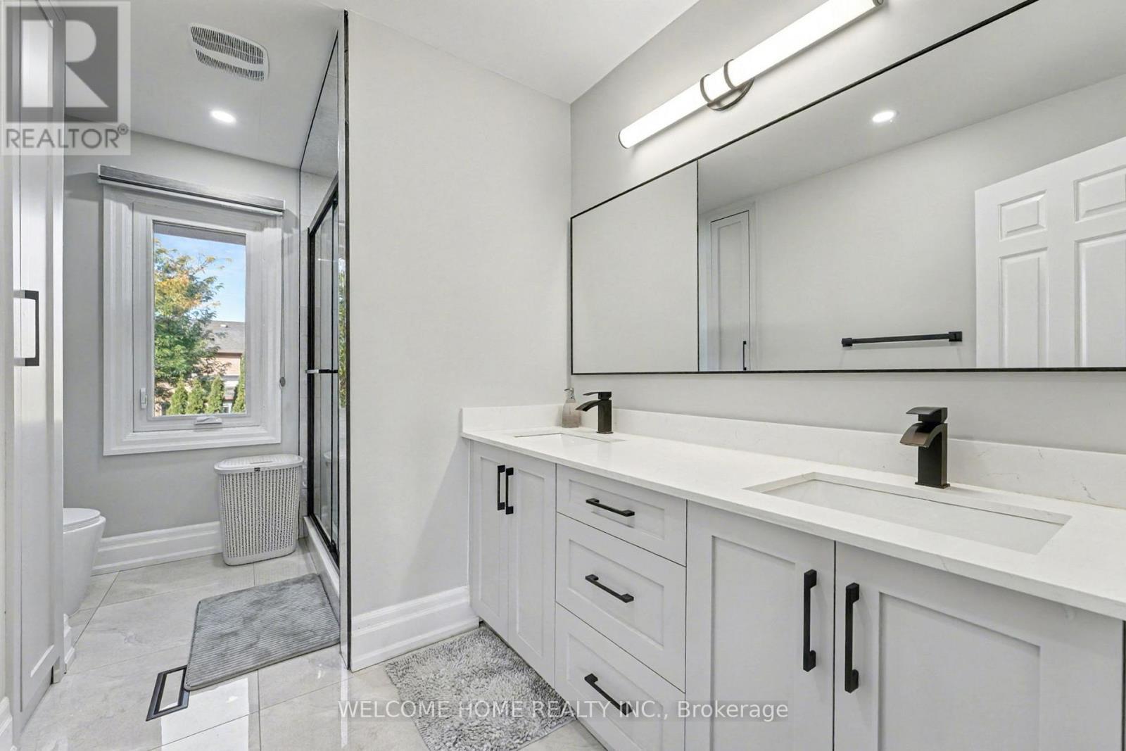 32 Colton Crescent S, Vaughan, ON - Indoor Photo Showing Bathroom