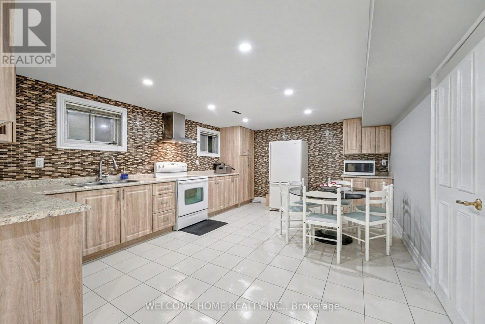 32 Colton Crescent S, Vaughan, ON - Indoor Photo Showing Kitchen