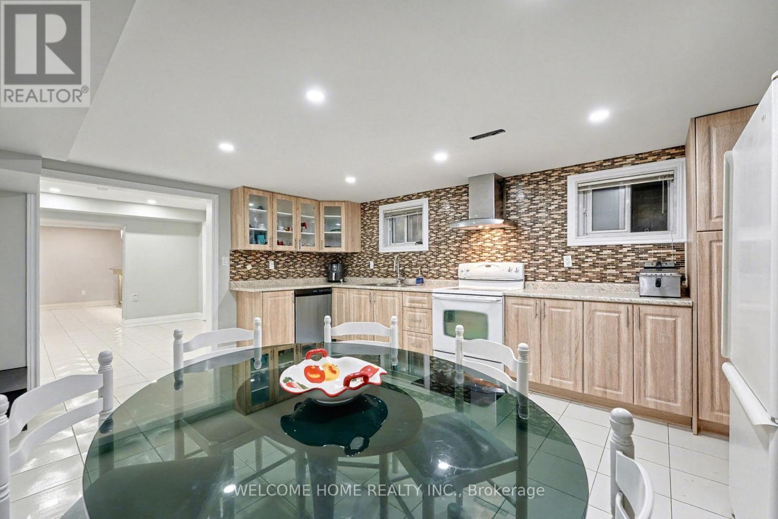 32 Colton Crescent S, Vaughan, ON - Indoor Photo Showing Dining Room