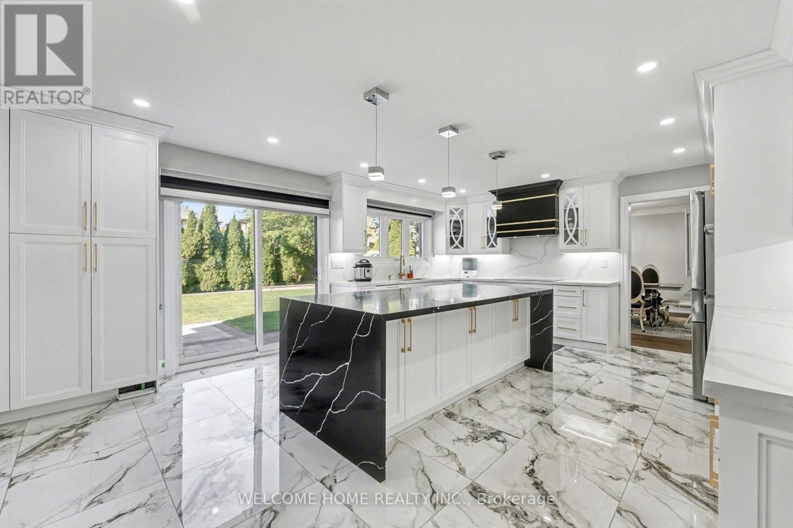 32 Colton Crescent S, Vaughan, ON - Indoor Photo Showing Kitchen With Upgraded Kitchen