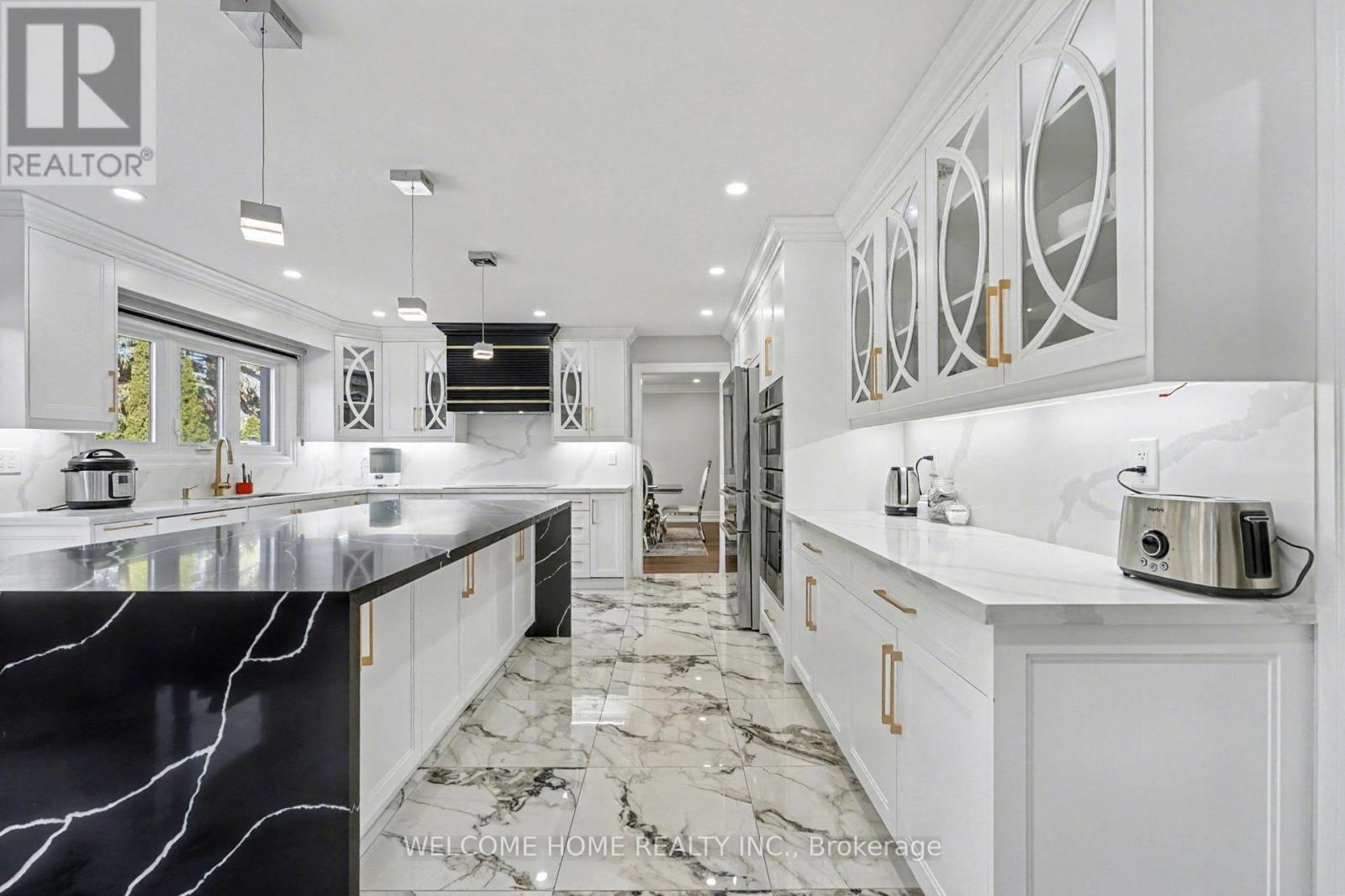 32 Colton Crescent S, Vaughan, ON - Indoor Photo Showing Kitchen With Upgraded Kitchen