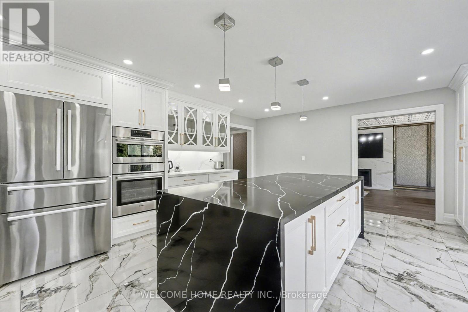 32 Colton Crescent S, Vaughan, ON - Indoor Photo Showing Kitchen With Upgraded Kitchen