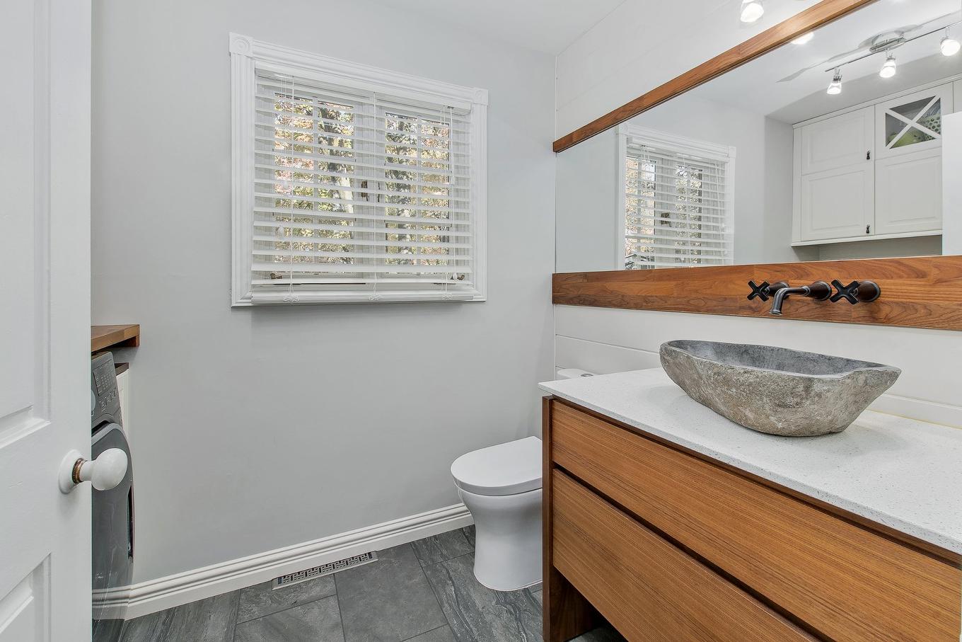 Powder room - 668 Rue Léveillé, Sainte-Thérèse, QC - Indoor Photo Showing Bathroom