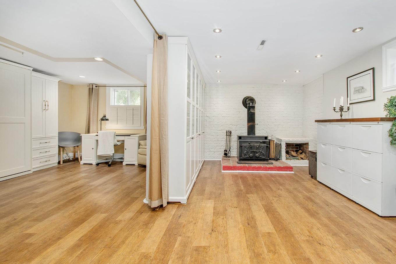 Family room - 668 Rue Léveillé, Sainte-Thérèse, QC - Indoor Photo Showing Other Room With Fireplace