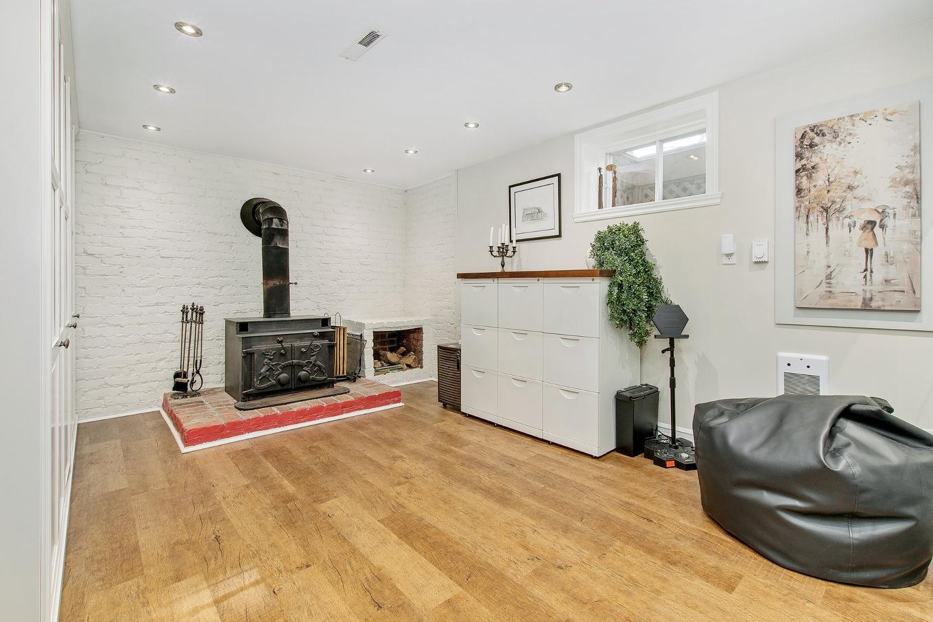 Family room - 668 Rue Léveillé, Sainte-Thérèse, QC - Indoor With Fireplace