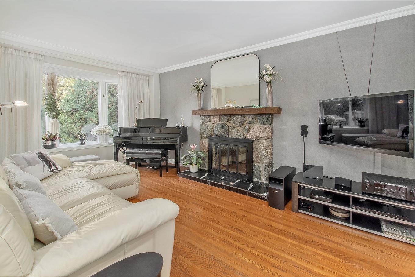 Living room - 668 Rue Léveillé, Sainte-Thérèse, QC - Indoor Photo Showing Living Room With Fireplace
