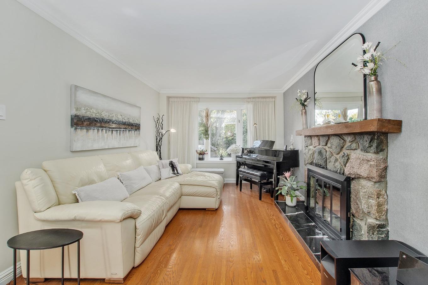 Living room - 668 Rue Léveillé, Sainte-Thérèse, QC - Indoor Photo Showing Living Room With Fireplace