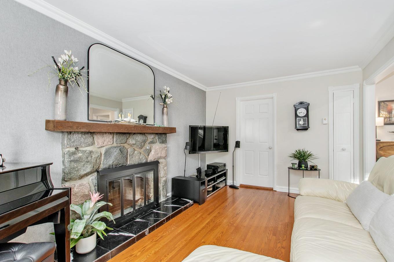 Living room - 668 Rue Léveillé, Sainte-Thérèse, QC - Indoor Photo Showing Living Room With Fireplace
