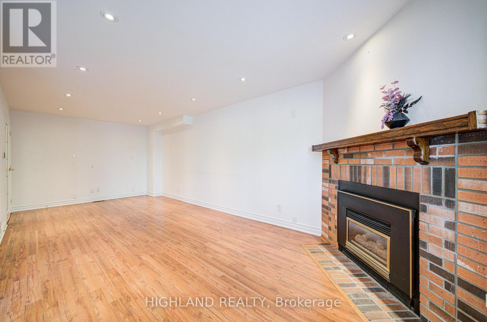 671 Dinsmore Court, Mississauga, ON - Indoor With Fireplace