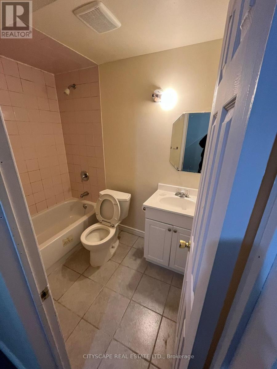27 Frost King Lane, Toronto, ON - Indoor Photo Showing Bathroom