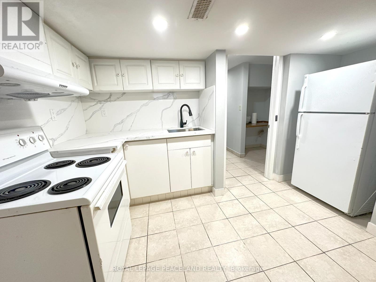 423 Osiris Drive, Richmond Hill, ON - Indoor Photo Showing Kitchen