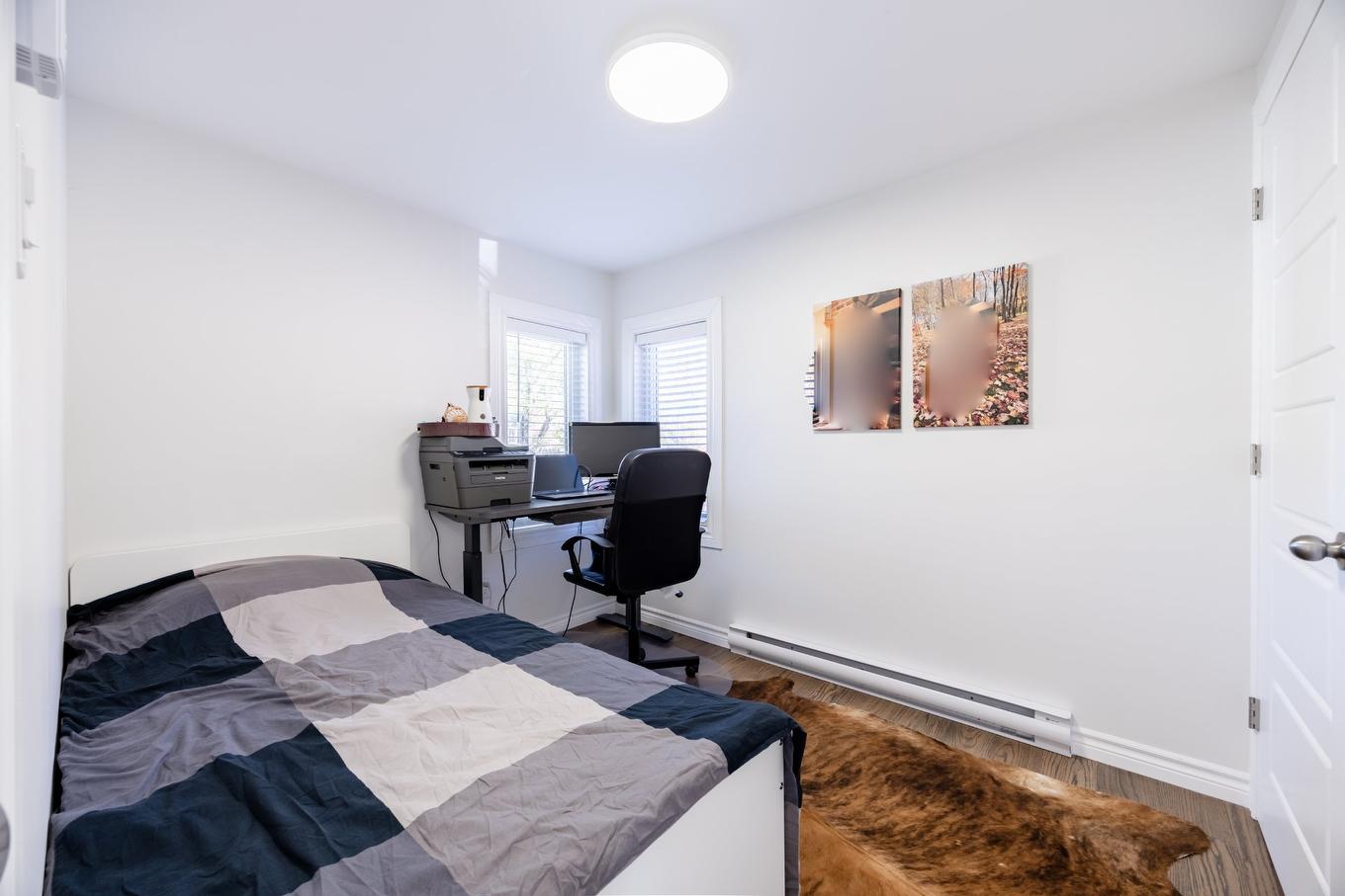 Bedroom - 2227 Rue La Salle, Longueuil (Le Vieux-Longueuil), QC - Indoor Photo Showing Bedroom