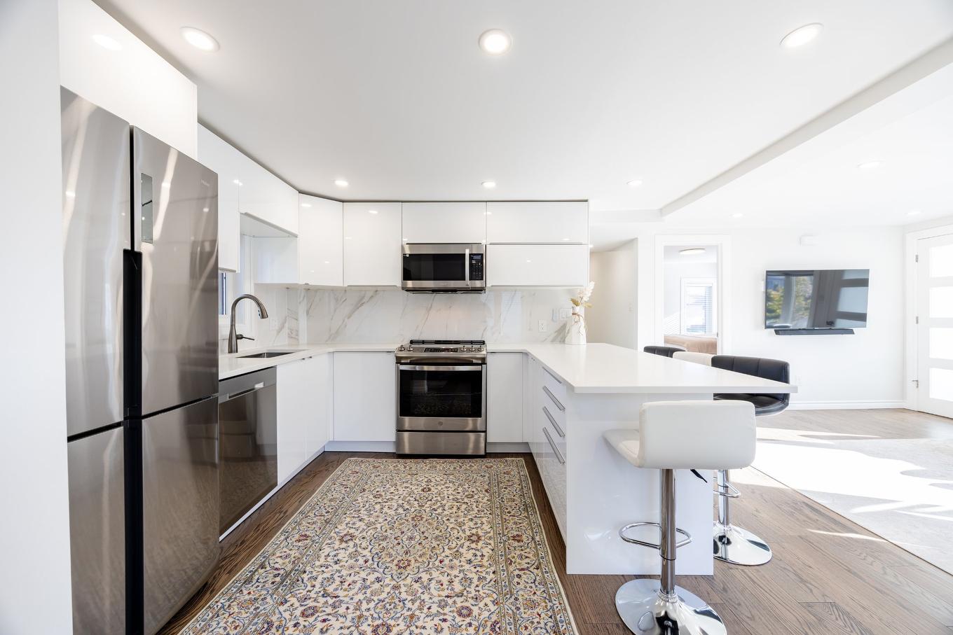 Kitchen - 2227 Rue La Salle, Longueuil (Le Vieux-Longueuil), QC - Indoor Photo Showing Kitchen With Upgraded Kitchen