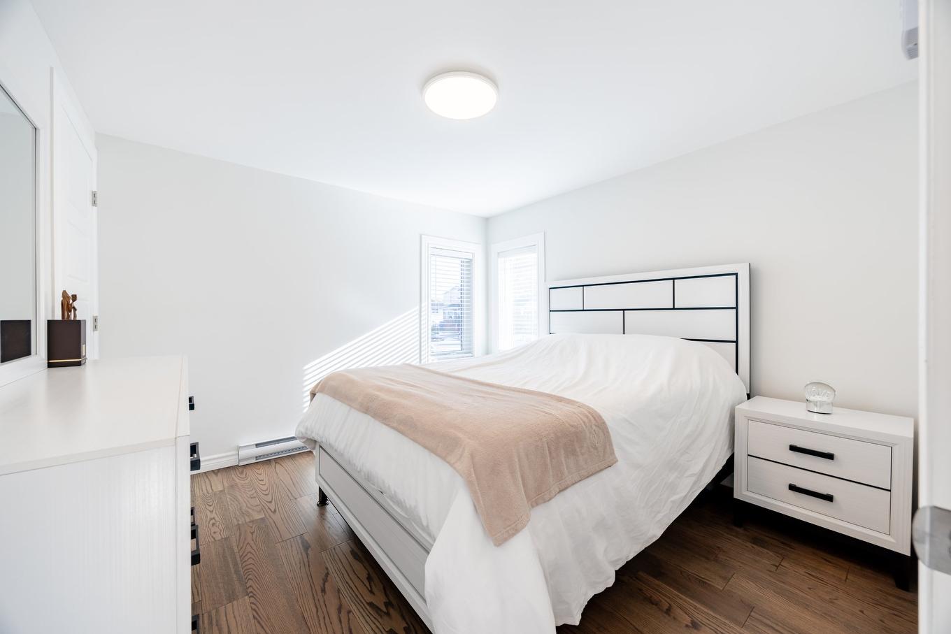 Bedroom - 2227 Rue La Salle, Longueuil (Le Vieux-Longueuil), QC - Indoor Photo Showing Bedroom