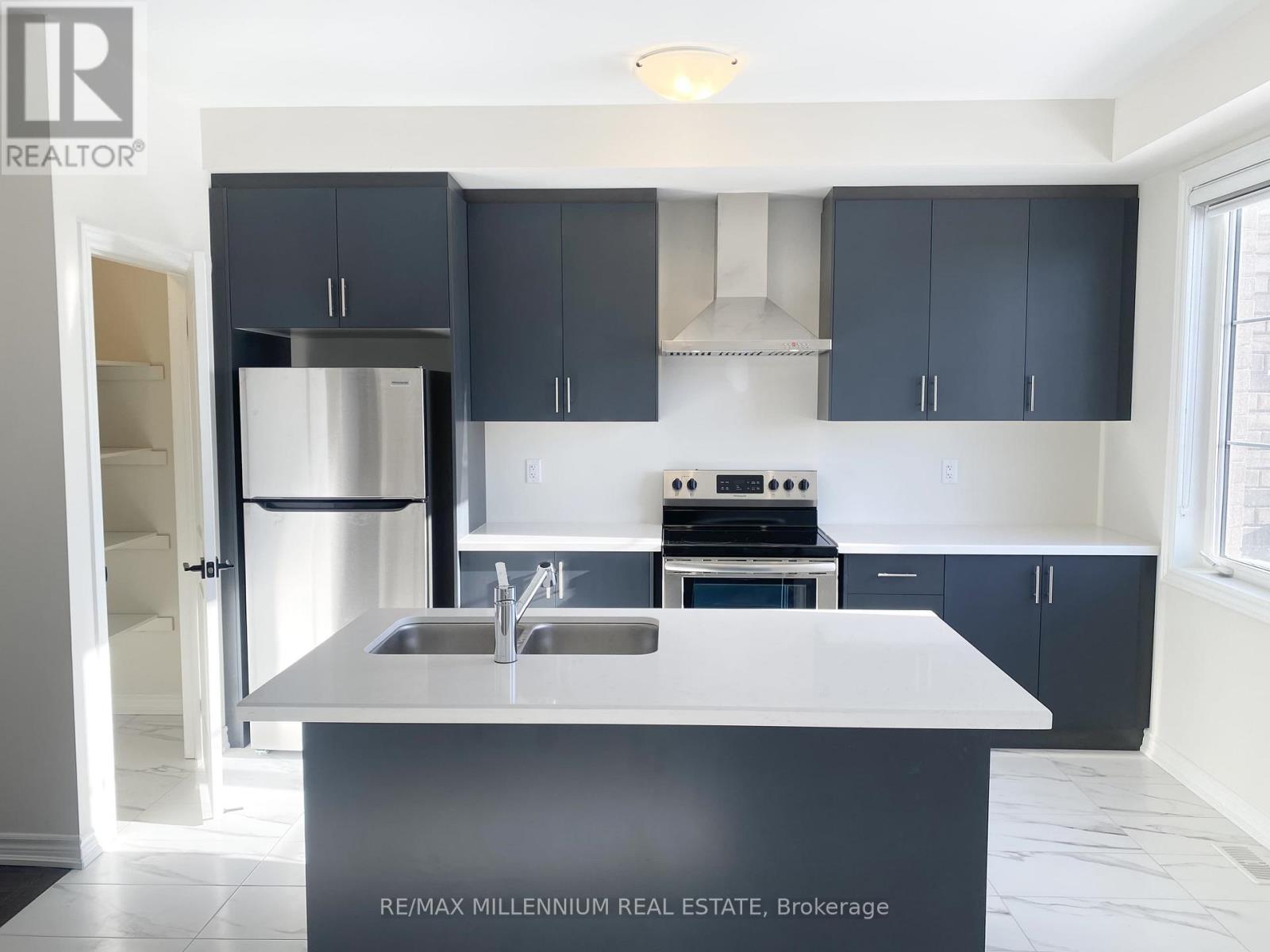 30 Vestry Way, Brampton, ON - Indoor Photo Showing Kitchen With Double Sink With Upgraded Kitchen