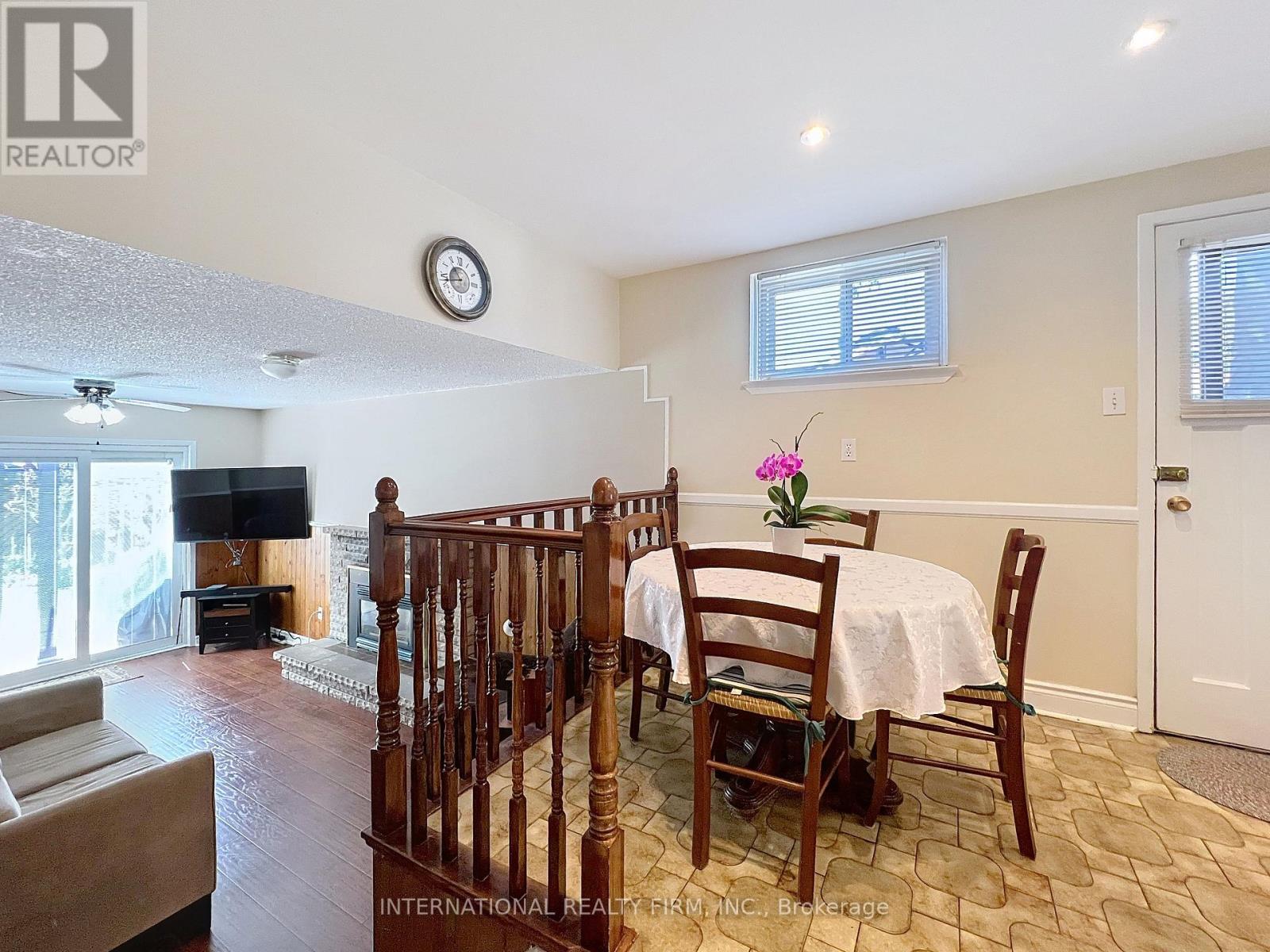 Eat-in Kitchen - 3602 Dunrankin Drive, Mississauga, ON - Indoor Photo Showing Dining Room
