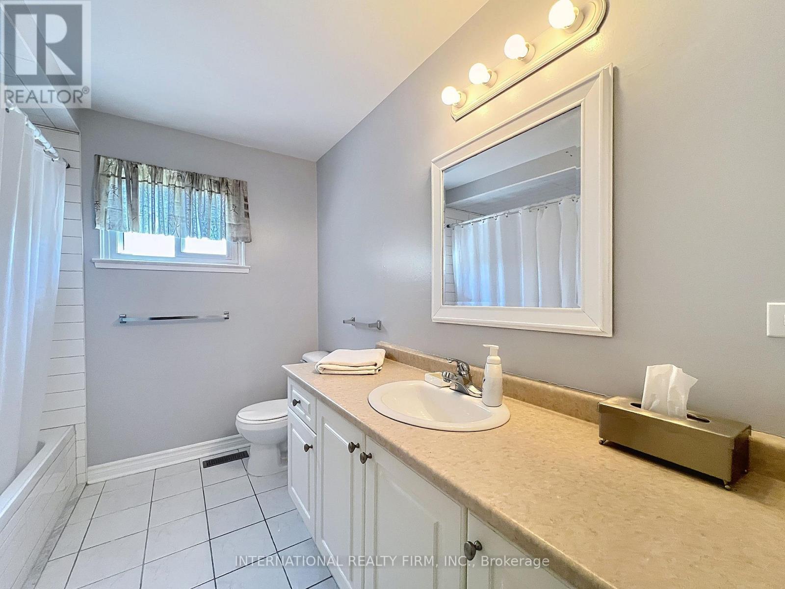 4 piece washroom - 3602 Dunrankin Drive, Mississauga, ON - Indoor Photo Showing Bathroom