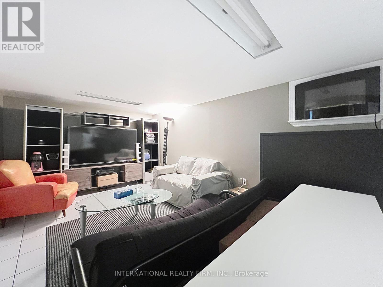 3602 Dunrankin Drive, Mississauga, ON - Indoor Photo Showing Living Room