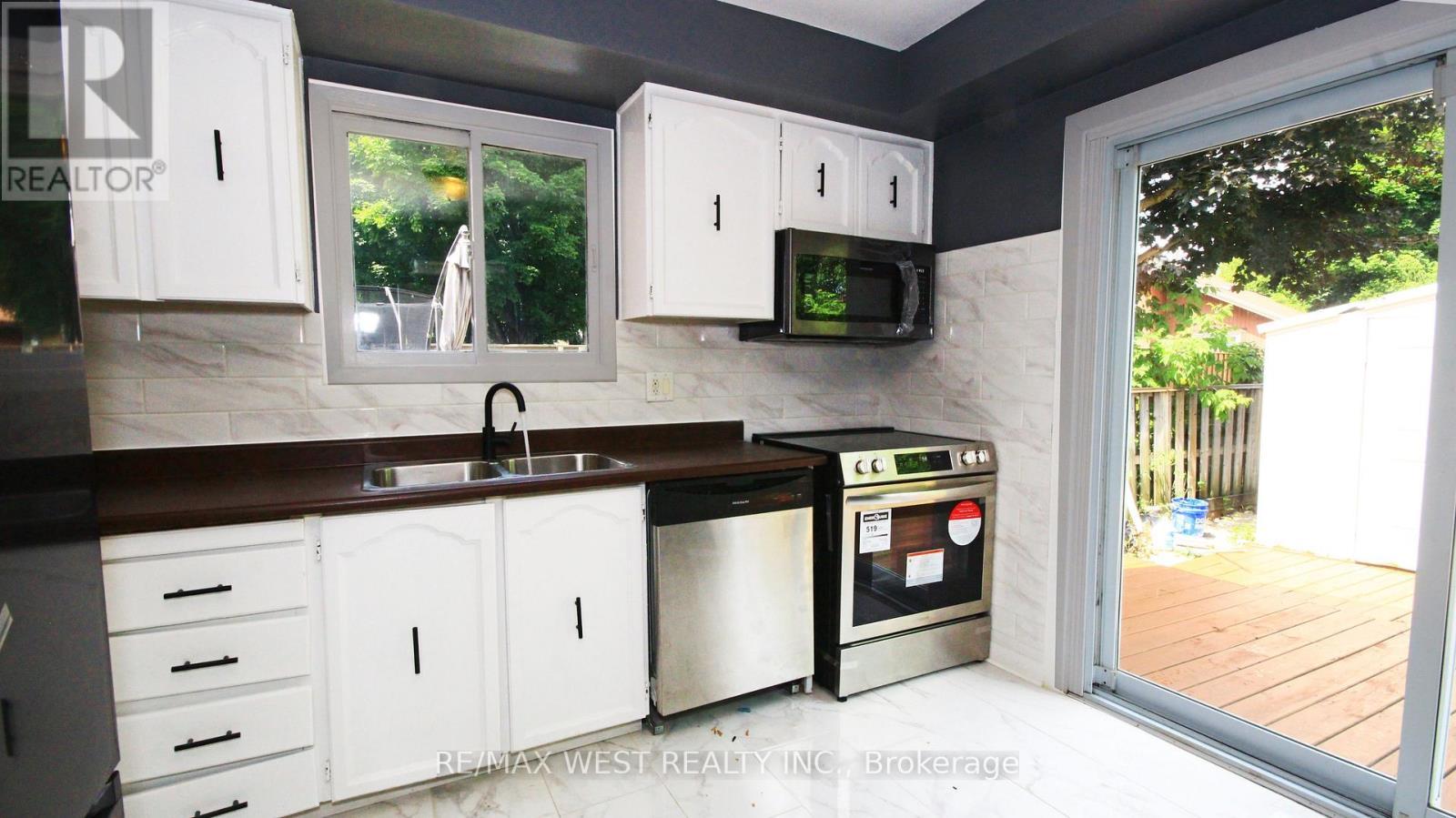 148 Fanshawe Drive, Brampton, ON - Indoor Photo Showing Kitchen With Double Sink