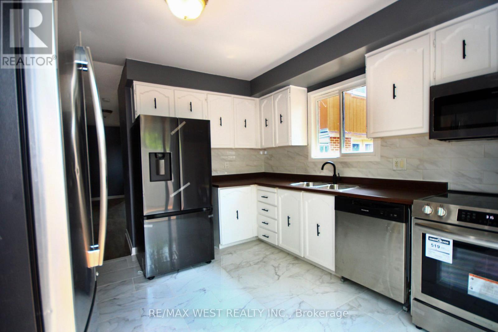 148 Fanshawe Drive, Brampton, ON - Indoor Photo Showing Kitchen