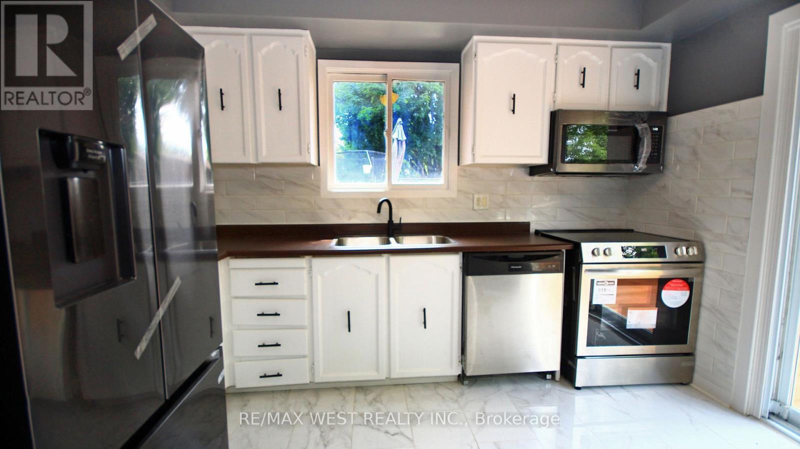 148 Fanshawe Drive, Brampton, ON - Indoor Photo Showing Kitchen With Double Sink