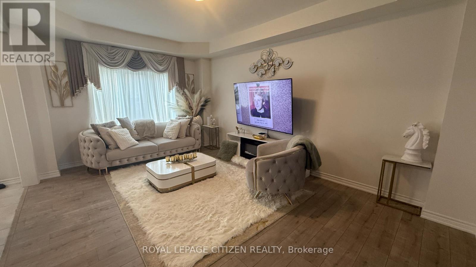 53 Jack Potts Way, Clarington, ON - Indoor Photo Showing Living Room