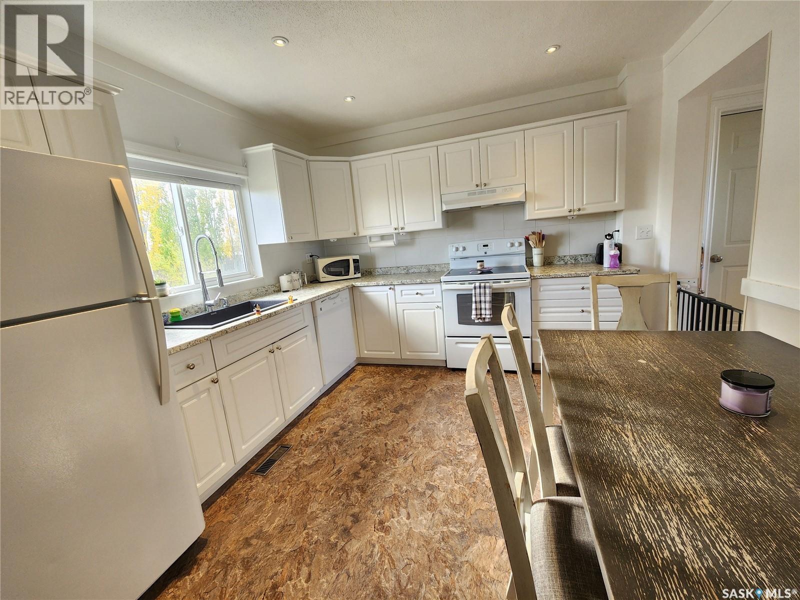 10 Danton Street, Tribune, SK - Indoor Photo Showing Kitchen