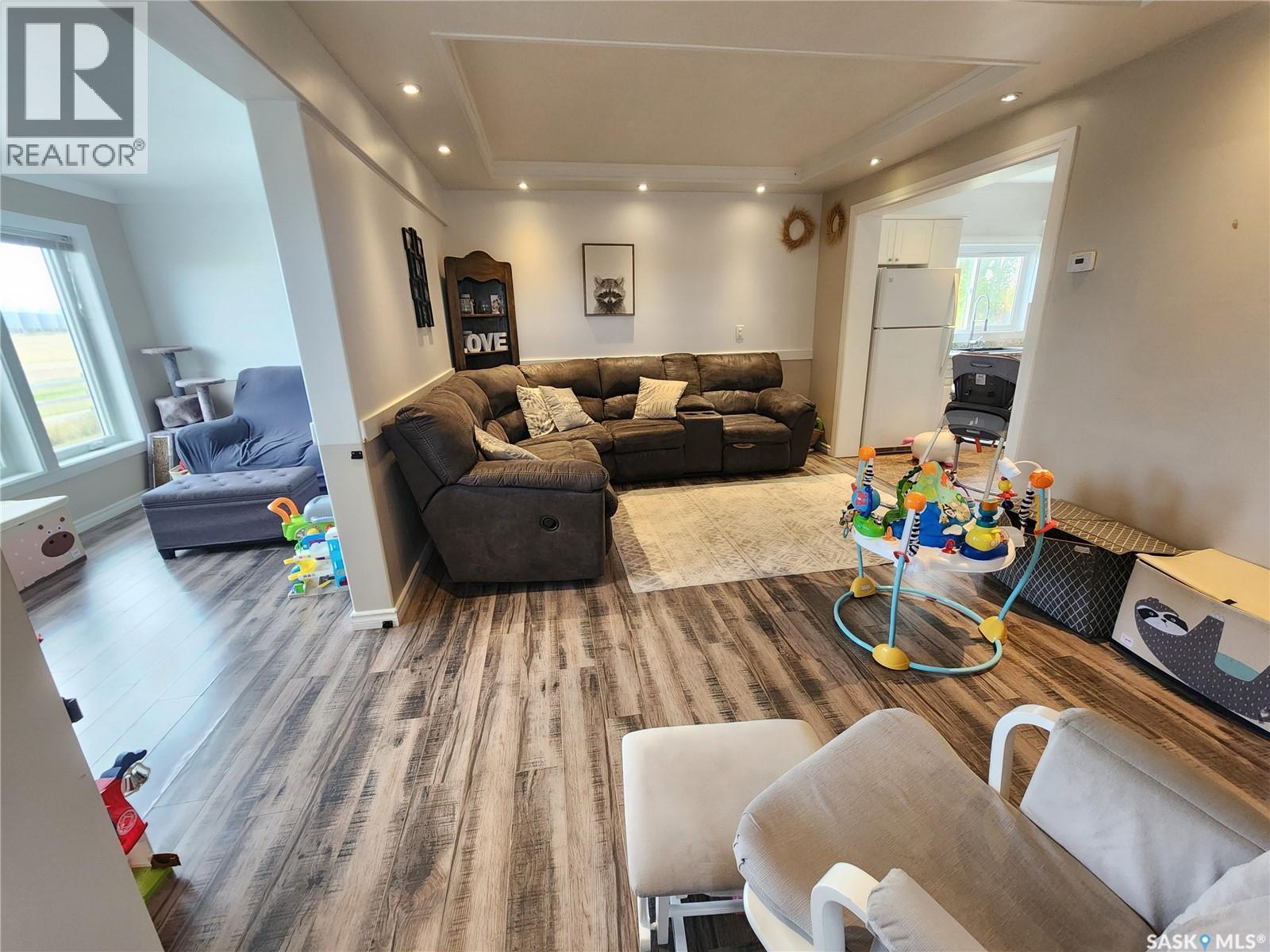 10 Danton Street, Tribune, SK - Indoor Photo Showing Living Room
