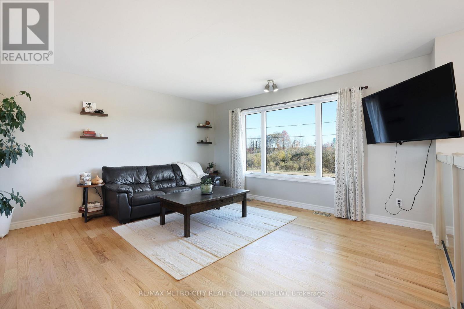 2431 Eady Road, Horton, ON - Indoor Photo Showing Living Room