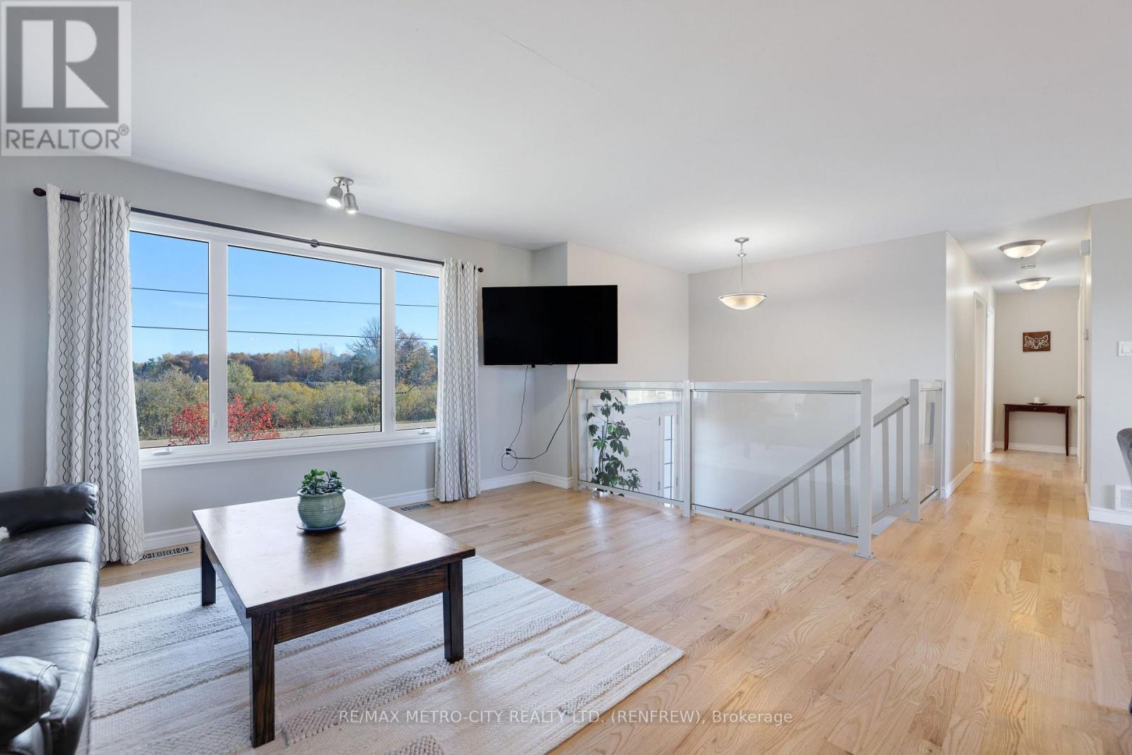2431 Eady Road, Horton, ON - Indoor Photo Showing Living Room